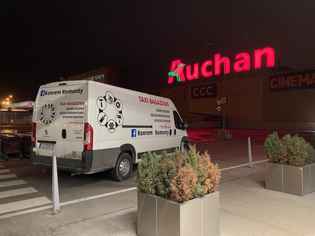 Bus Przeprowadzki Lublin podczas transportu sklepu w galerii.